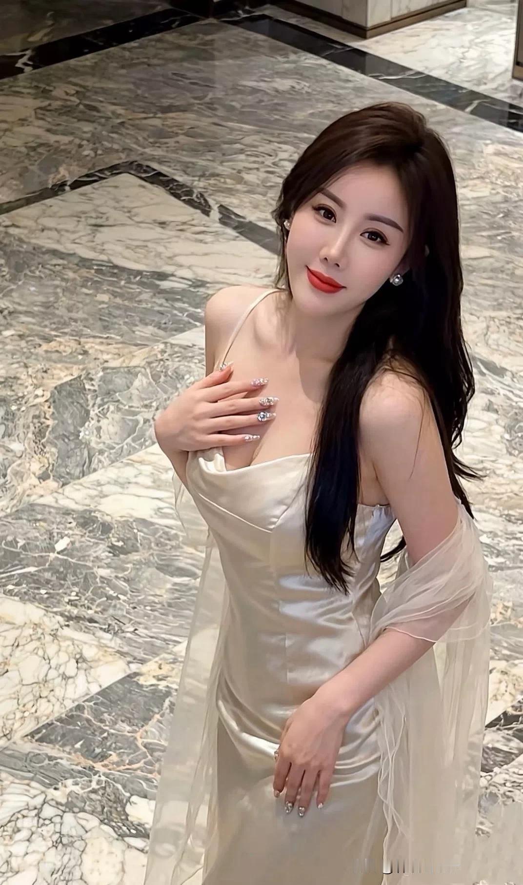 优雅气质，迷人微笑，时尚穿搭，自信女神