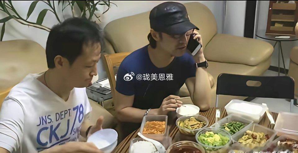 一个五十几岁的老头，胡子拉碴的，找的老婆却一个比一个漂亮！真的不理解都喜欢他哪个