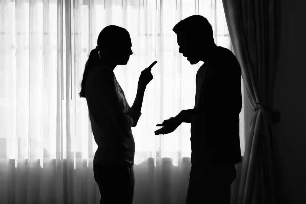 “冤不冤？”四川遂宁，女子打电话让丈夫接她下班，可丈夫却没接，女子心里憋了股火，