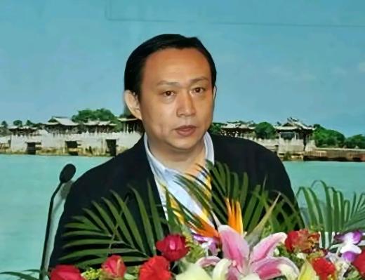 工厂三班倒，港口堆成山，一年顺差顶得上某些小国GDP总量——但外汇储备的读数却像