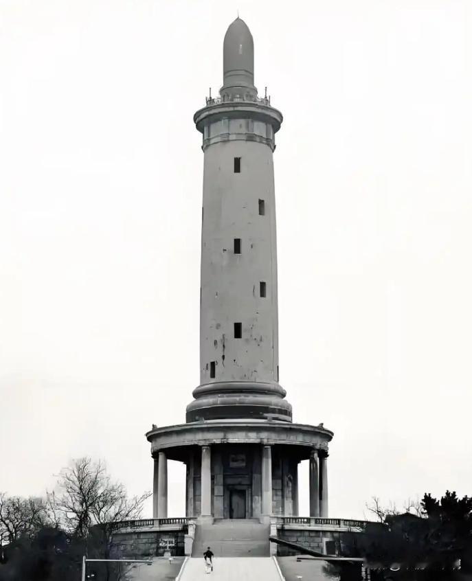 太蹊跷了！大连旅顺，一座老塔刚传出要拆，日本立马跳脚，开口就讨“废料”，结果地基