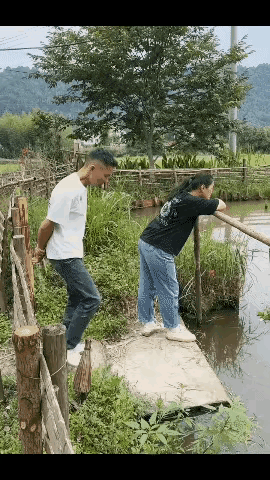 想找美女搭讪，受教训了吧[笑着哭][笑着哭]