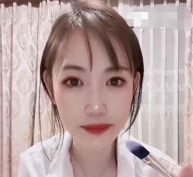 凌晨三点，手机屏幕的光，映着一张没化妆的脸。马蓉又发视频了。不是忏悔，不是控