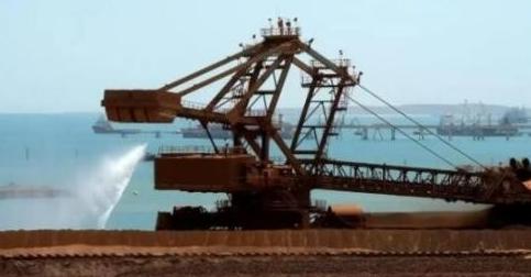 中国买矿石坚持用人民币，不玩美元那一套了。美国让澳大利亚必须用美元卖，结果自己又