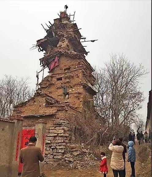 山东潍坊智障老人胡光州徒手盖起七层“念想楼”！这楼没钢筋水泥，跟搭积木似的。他小