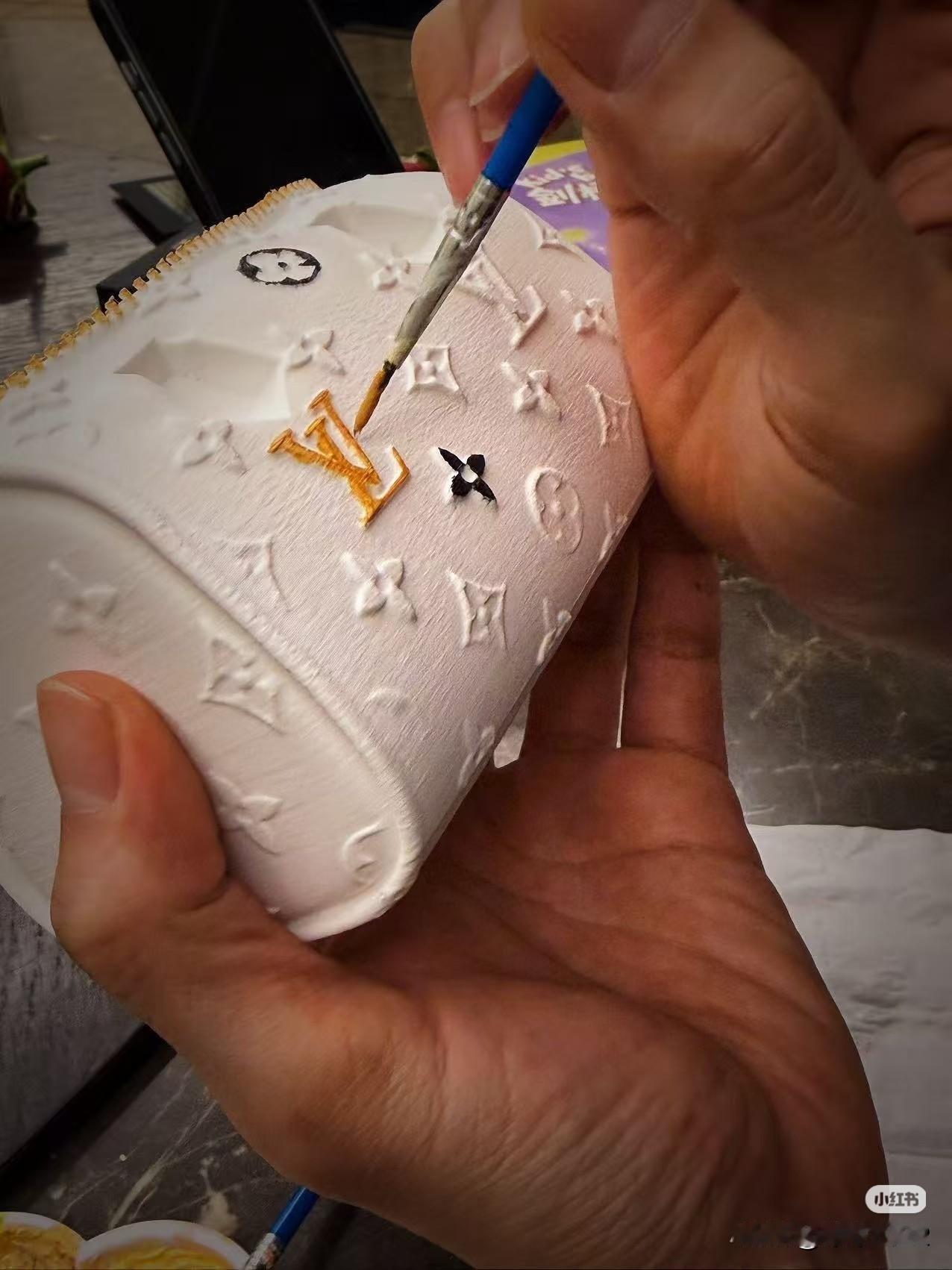 陈楚生他都老花眼了还亲手制作生日礼物给老婆哎！这周巡演安排在北京也是计划了