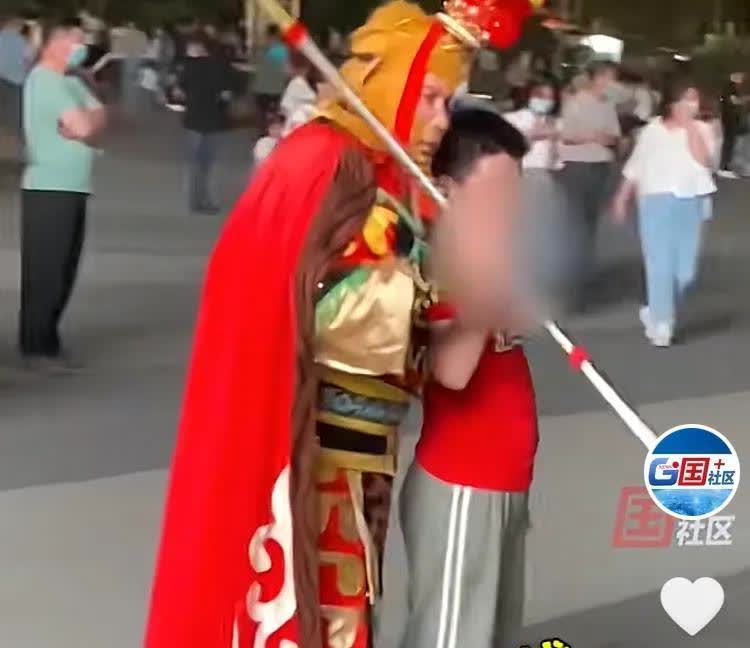 山东青岛，晚上某广场上，韩女士看到一打扮成“孙悟空”的男子，觉得好玩，想让孩子过
