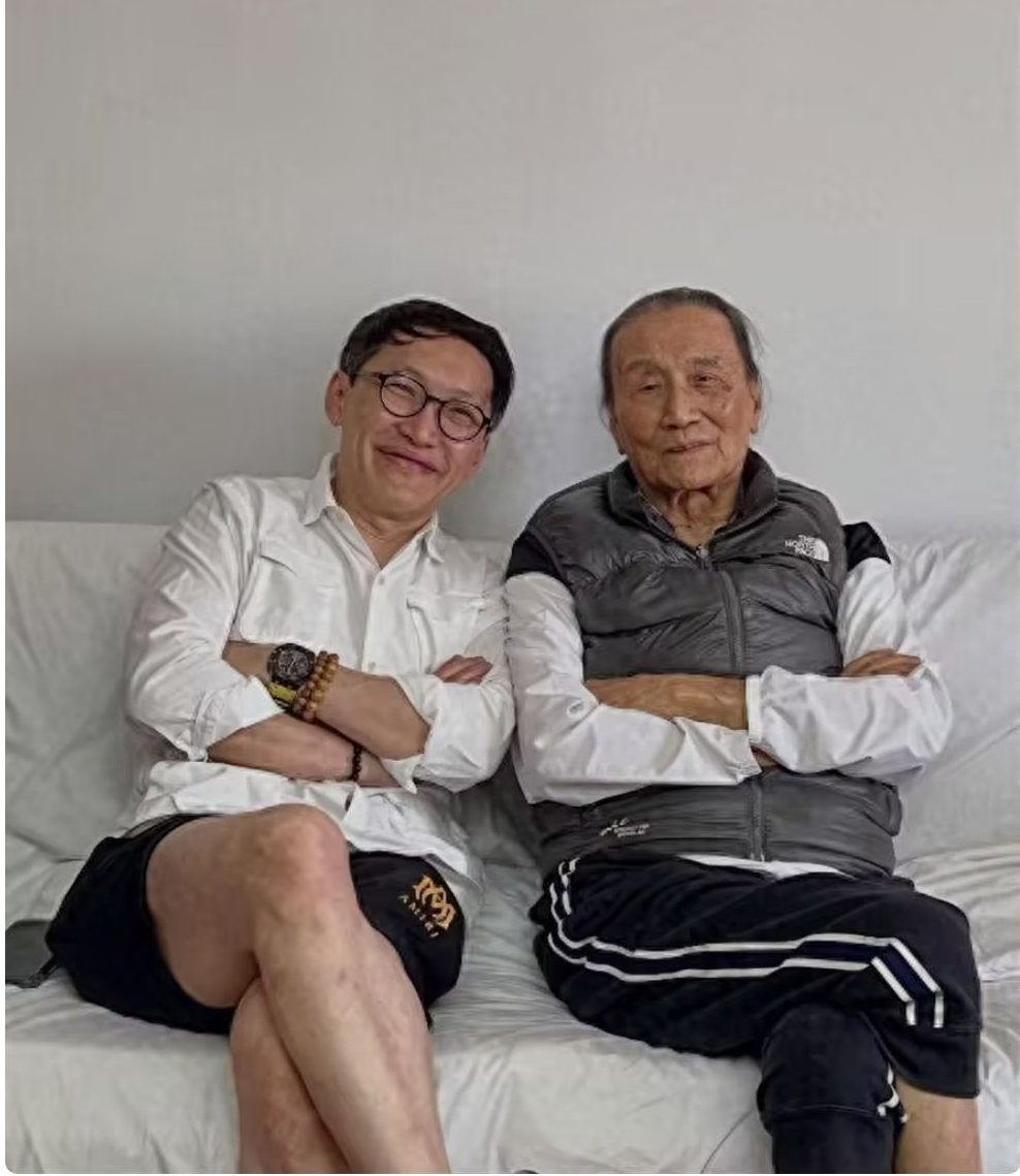 四哥谢贤病逝前居家照流出！摘墨镜露真容，后辈轮番探望