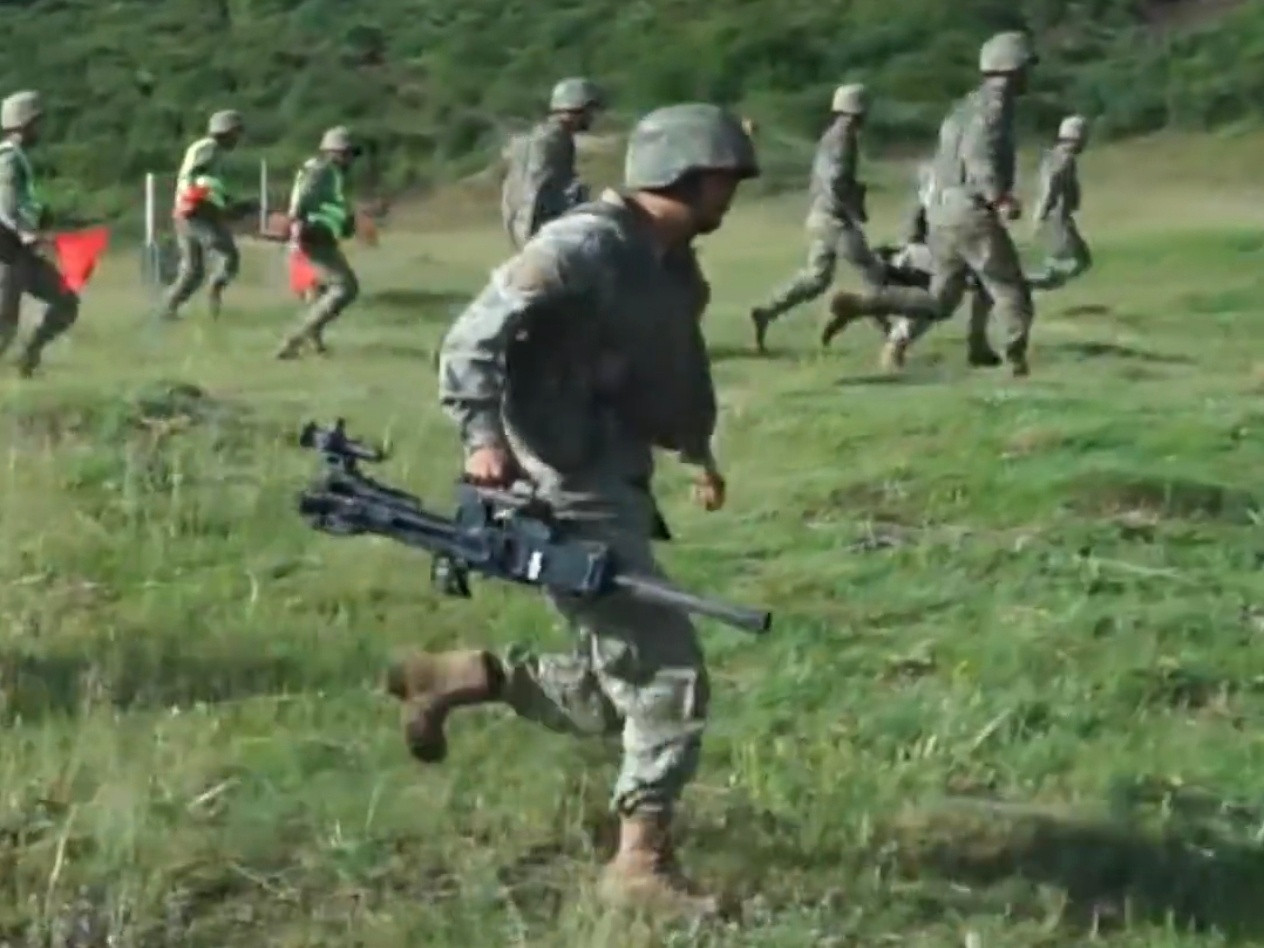 161自动榴这个枪身重量估计应该和10大狙差不多，也是单手可提，这玩意儿是有携行