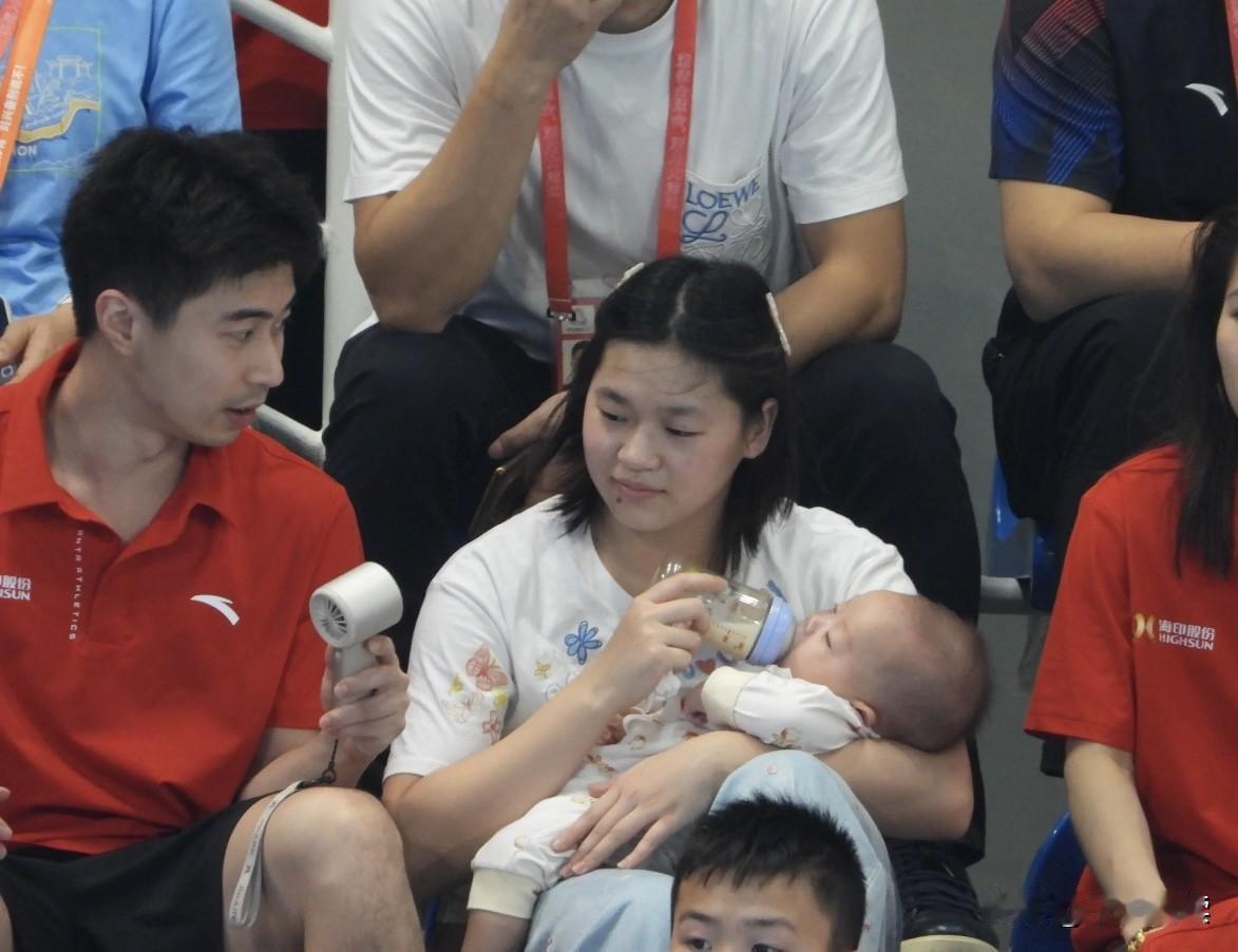 哈哈，婵宝帮师哥带娃有模有样，有一个世界冠军当临时保姆，这小孩的待遇真好啊！