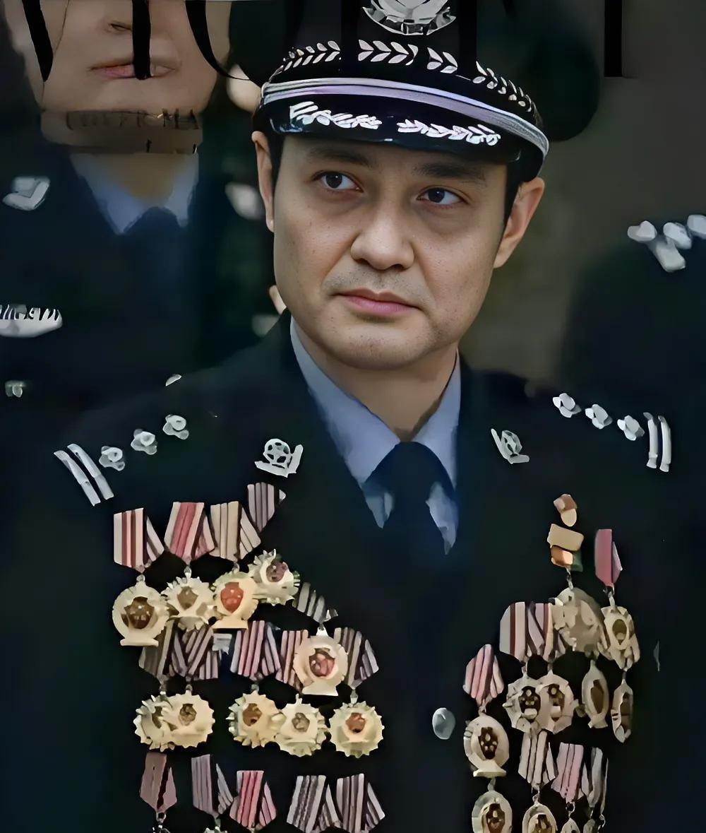 2019年，官方发布一张警官身着警装，挂满勋章的照片。细看，“个人一等功”勋章就