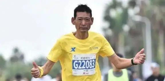 53岁安徽男子被确诊为肺癌晚期，医生估计他最多只能活三个月。他一边接受治疗，一边