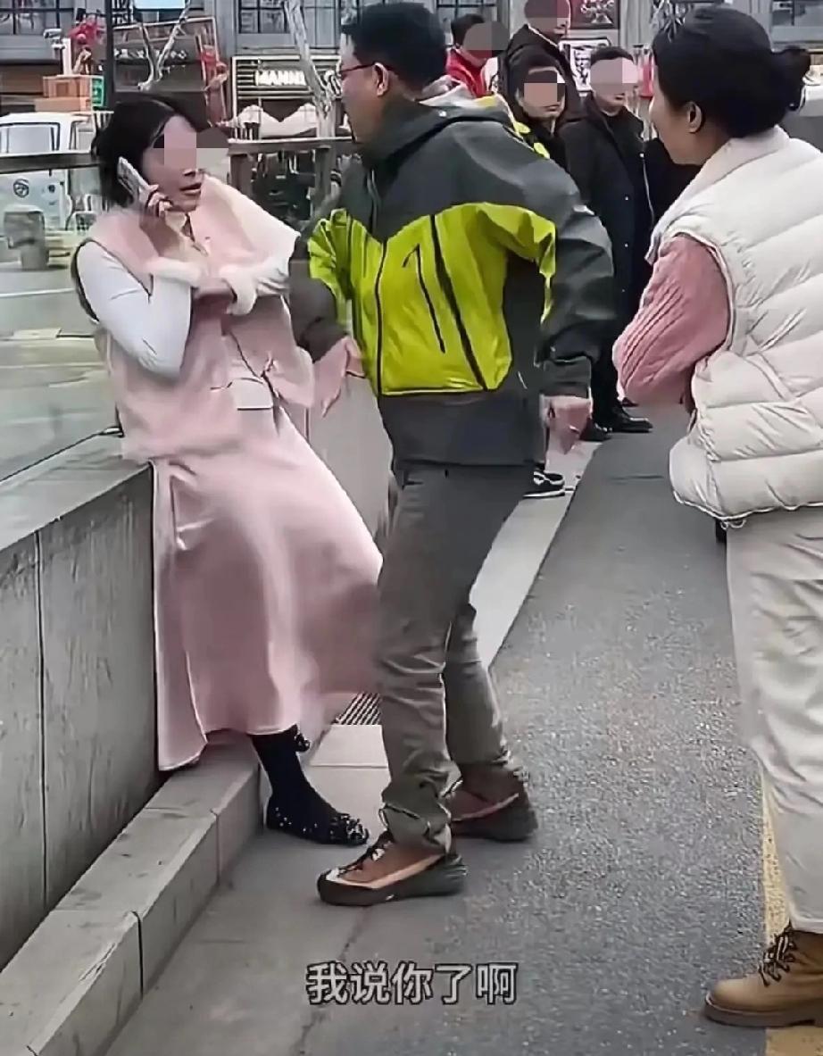 扬州这起街头纠纷真的让人无语。那个女司机逆行堵在路口，死活就是不肯挪车。