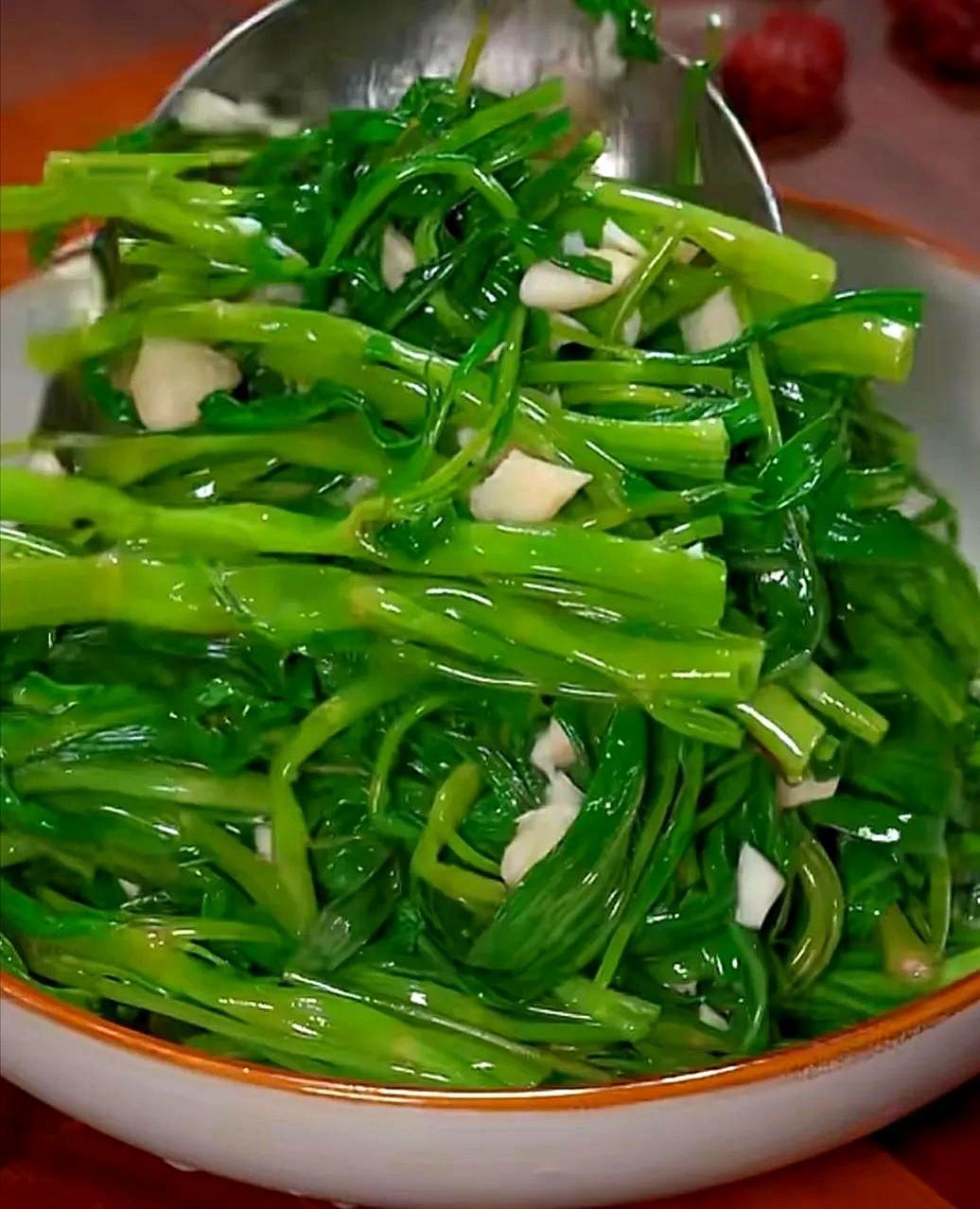 但是某天突然在网上看到空心菜竟然被称为痛风菜，天啊，吓到我了，600尿酸的我还能