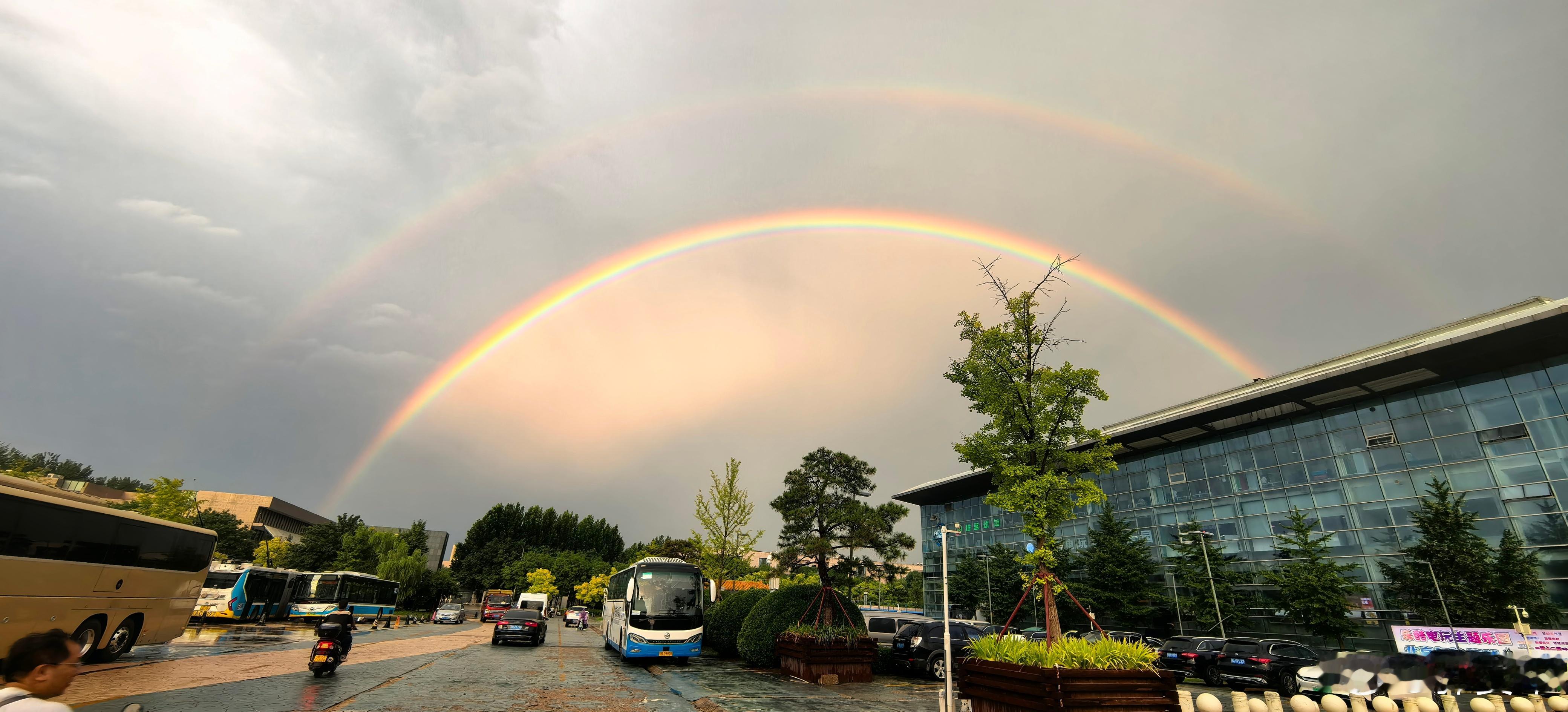 今日，彩虹与晚霞。。。