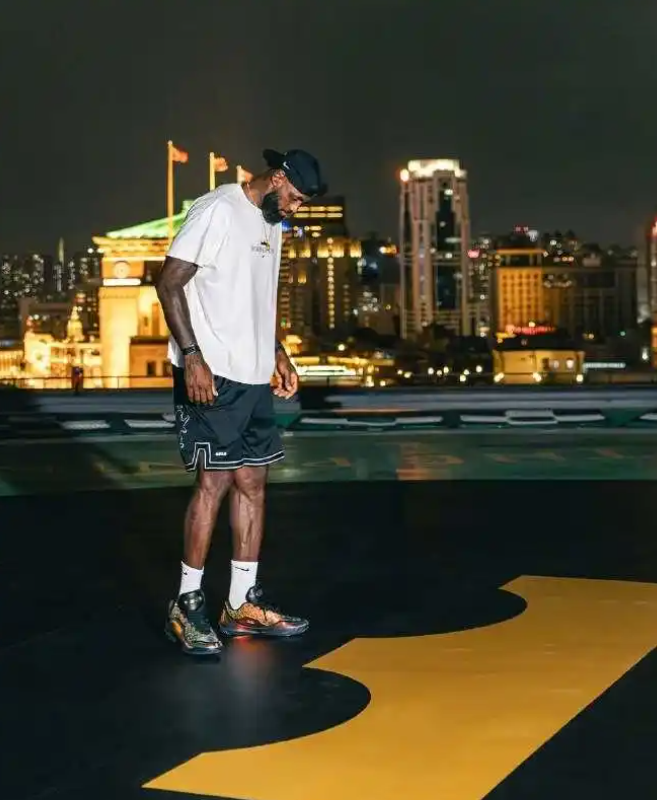 詹姆斯：“我净资产才没有12亿，远远小于这个数，少太多了。实际上我银行卡上就只有
