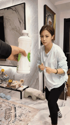 视频出丑了，都看出来脚换成手了！