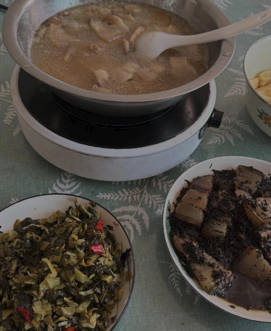 家里每顿饭翻来覆去就三样菜，实在提不起胃口，我不爱吃，我妈还总说我太挑食。家里其