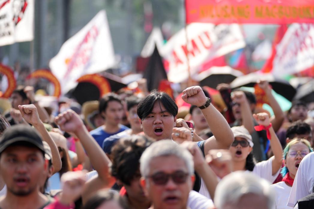 彻底乱了！菲律宾终于被美国害惨了！马科斯没想到跟随美国后果这么严重！菲律宾