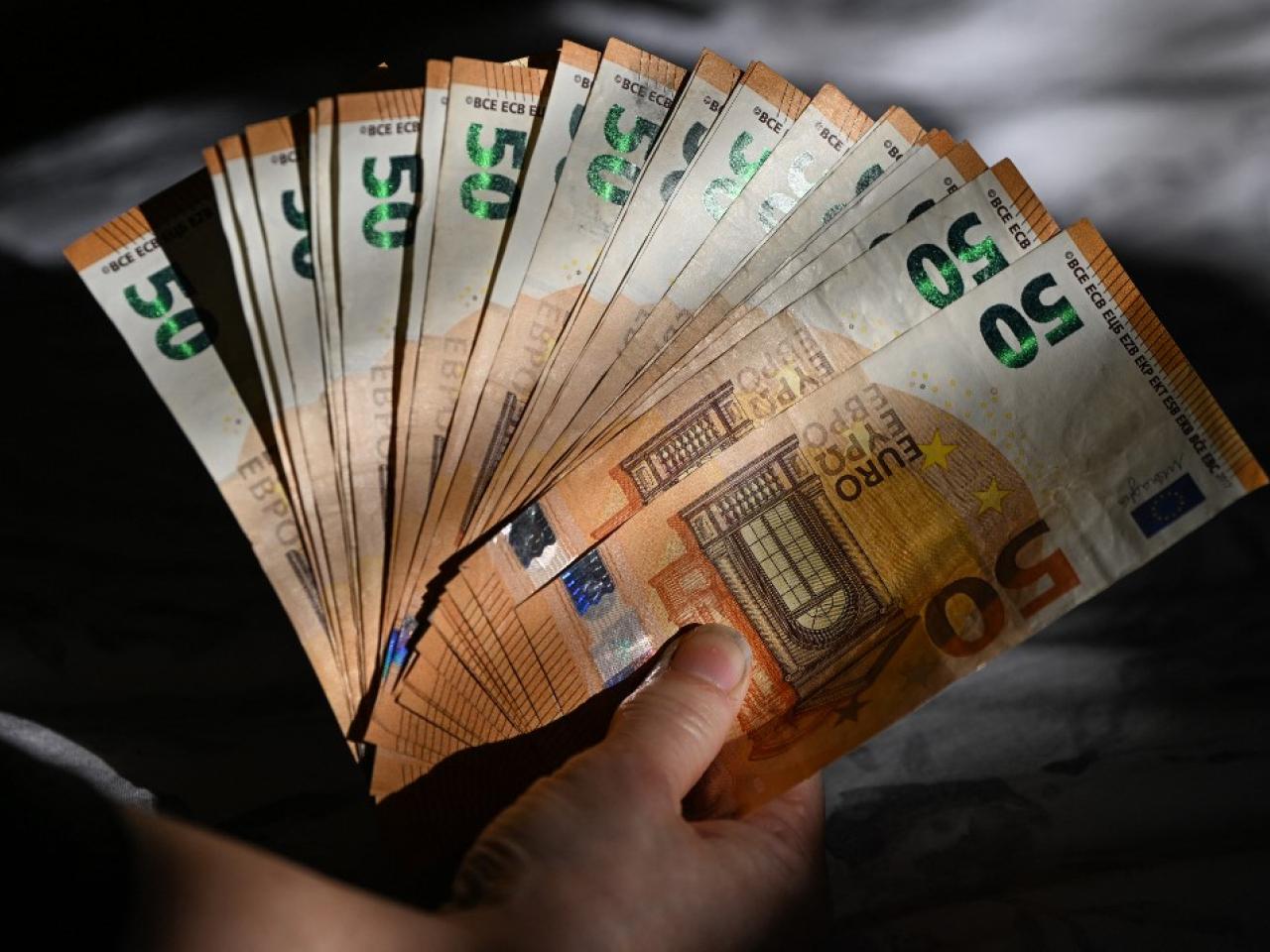 美国经济动荡之际，中国突然出招，发行40亿欧元债券，争夺全球金融份额。11月