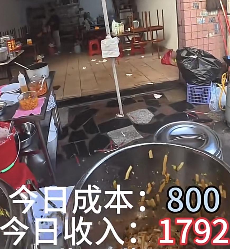 广州3元一份的肠粉，成本800，一天收入1792块档主早上4点起床磨粉，6点