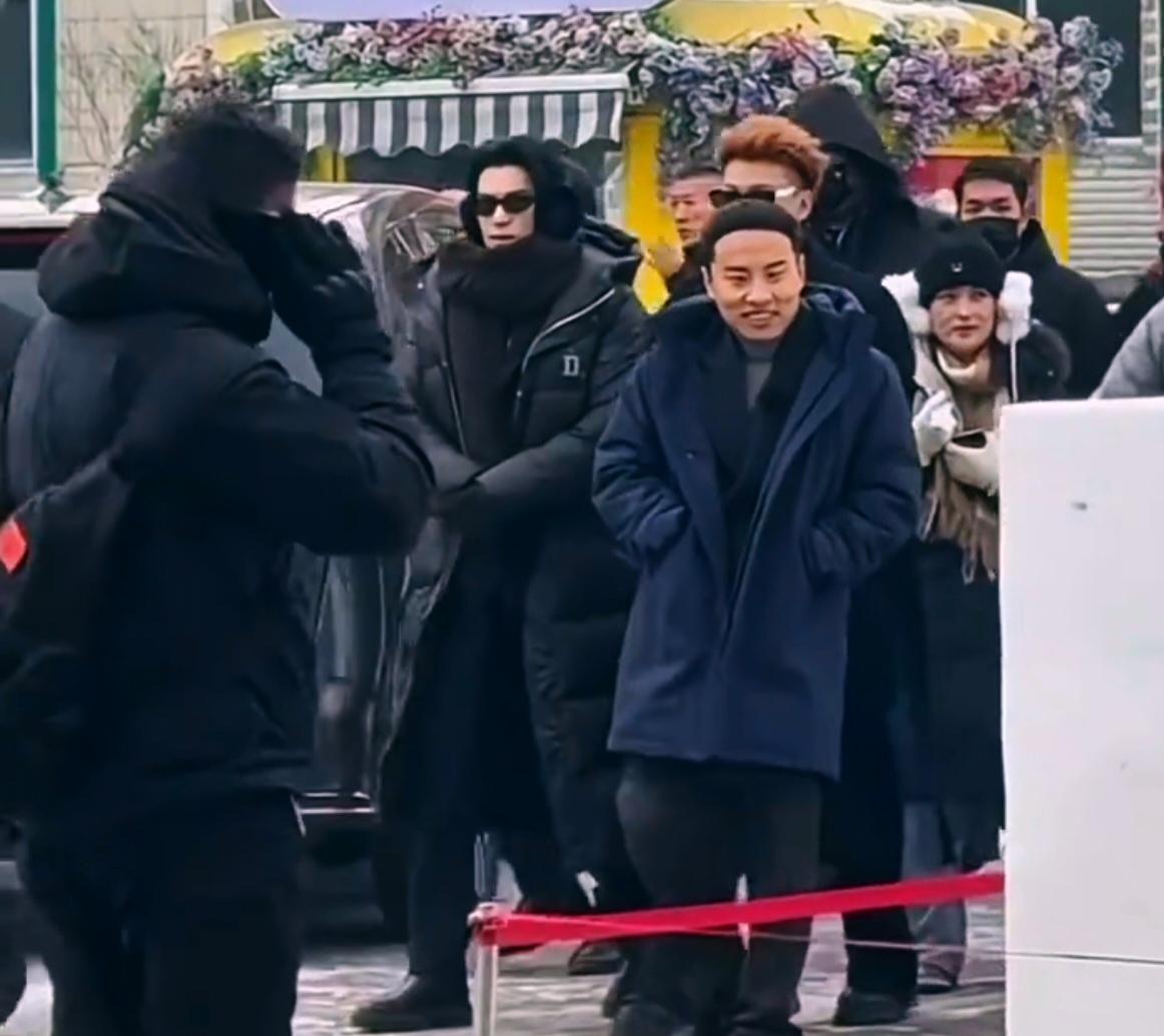 一众帅哥竟然被徐志胜比下去了？近日，一组照片直接炸了娱乐圈，王鹤棣，黄子韬等