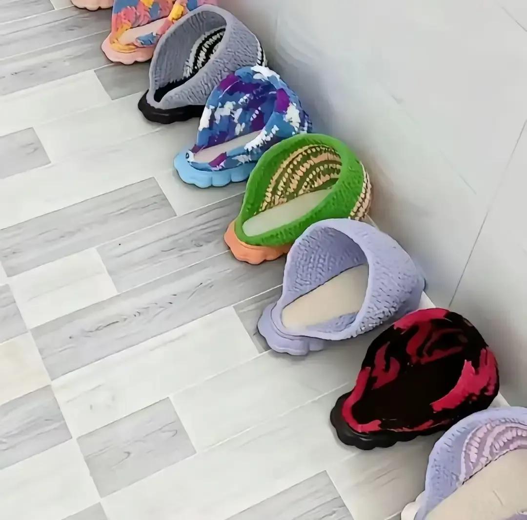 我刷到个哥们吐槽媳妇钩的鞋像刑具，一踩就硌脚心，还天天被盯着问好不好看。三月那