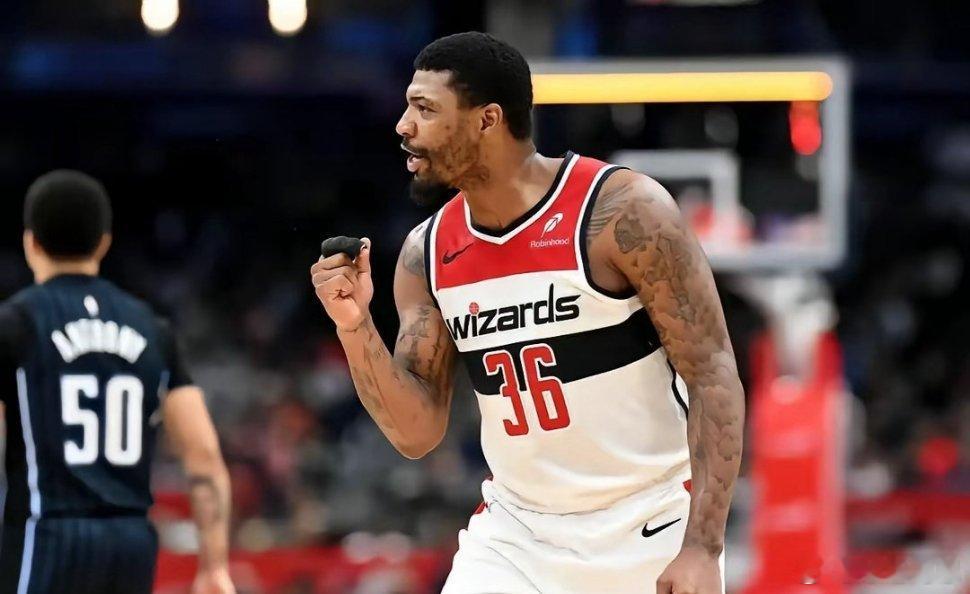 湖人咋得到斯玛特和肯纳德的？去年休赛期，奇才与斯玛特买断，他成自由球员，湖人随后