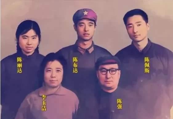 基因真是太强大了，不信你们看这张70年代全家福定格了陈佩斯与父亲陈强、母亲李