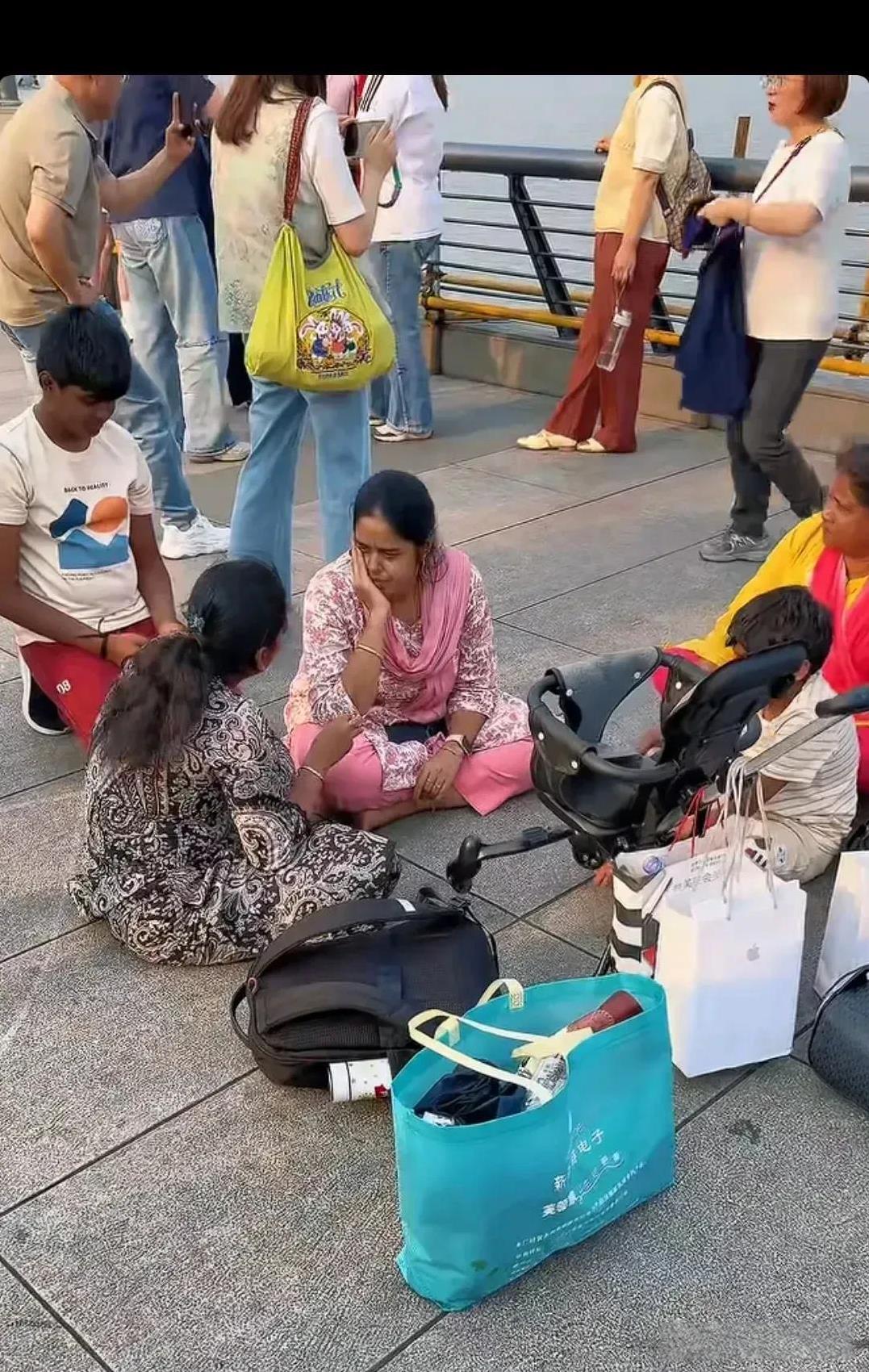 低种姓印度人来魔都旅游的松弛感…你可能不知道的是，她们坐的地面比她家床上都干净