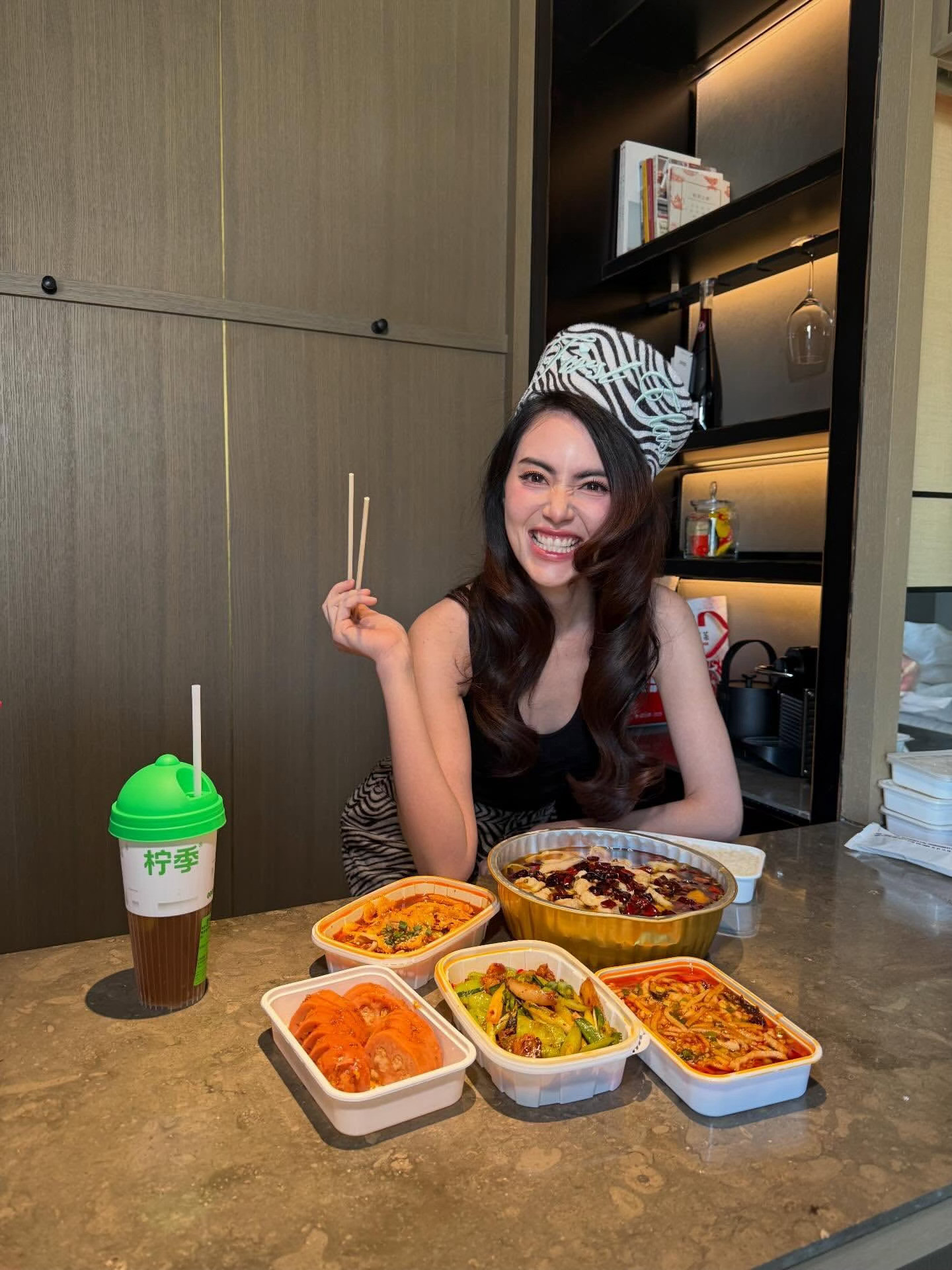 泰国女星Mai在北京，皮衣、包包都是Gucci，帽子配搭的很有特色。去了故宫、看