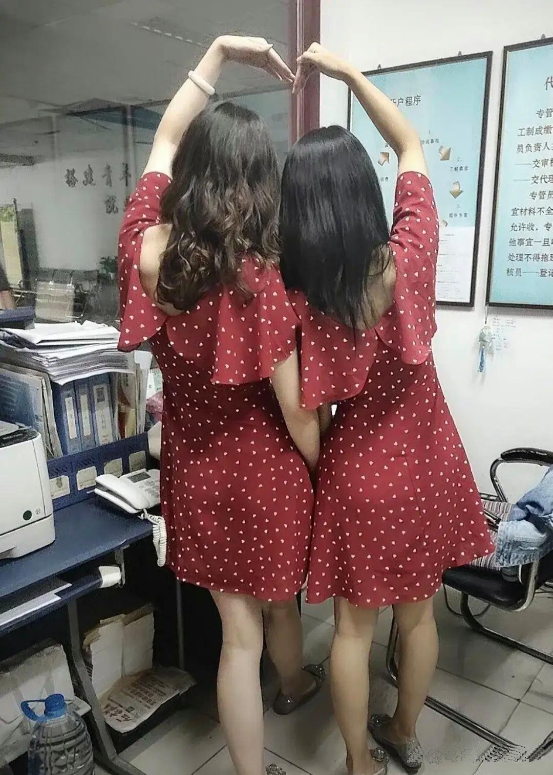 一个已婚一个未婚，一般人看不出来！