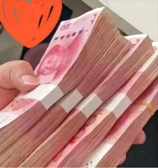 🌞浙江一个老头，拆迁分了450万，把三子女叫回来分钱。大儿子说不要，二女儿