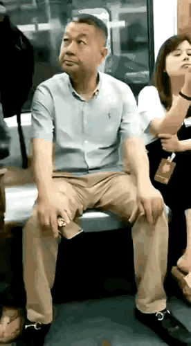 网上传的这段视频真的让人无语，看这位先生岁数不小了吧！怎么做出这种事情来！说实