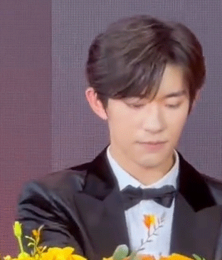 第一次看易烊千玺翻白眼哈哈，孩子太实诚了，说谈恋爱要讲究缘分，看来这年纪也是可以