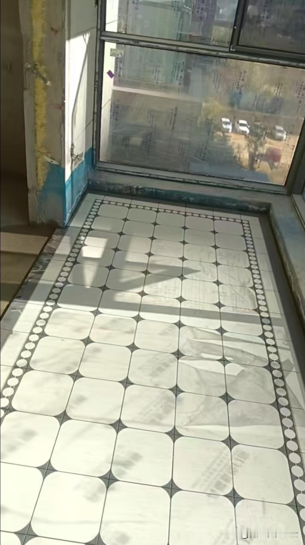 终于有人做这种地砖了！阳台铺了块小花毯，过去的俗气就是现在的流行