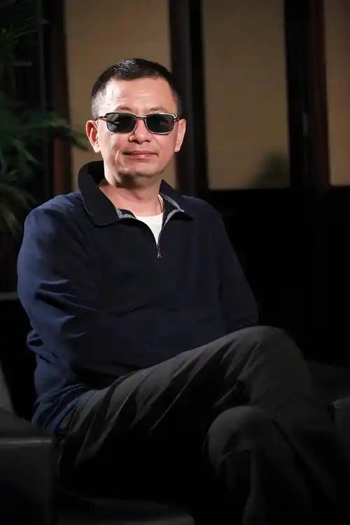 王家卫就是影帝影后挖掘机，张曼玉演了《旺角卡门》后才开窍，之前一直被定义为花瓶。
