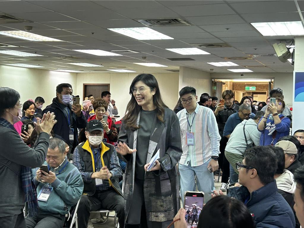 赖清德今天碰瓷郑丽文，被郑丽文骂得灰头土脸，足可以让赖清德气得吐血，赖清德如果还