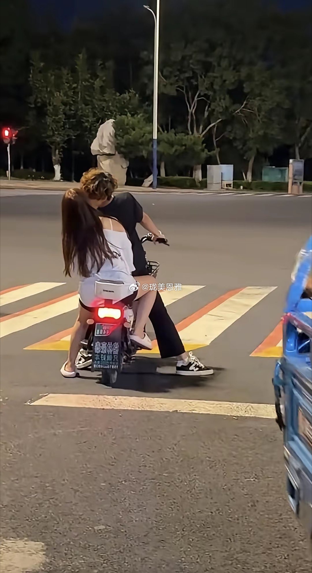一对情侣在电动车上热吻，看到最后可能下次再也敢了！