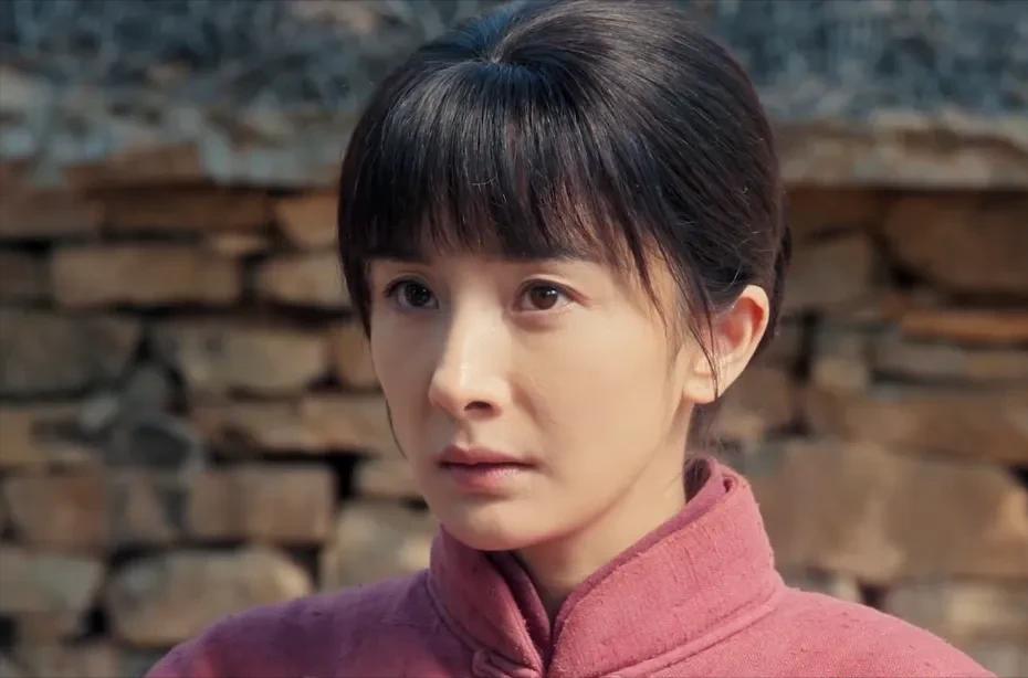 天哪，杨幂终于敢演农村戏了！在《生万物》戏中的杨幂穿上大红袄，饰演即将婚嫁的
