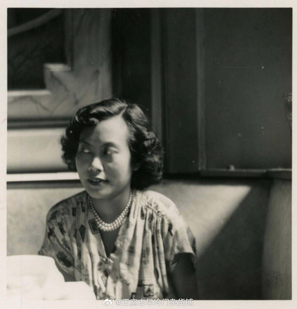 王室王室泰国王室暹罗往事一组从来没见过的老照片：碧差拉公主和她妈苏瓦塔娜在腐国