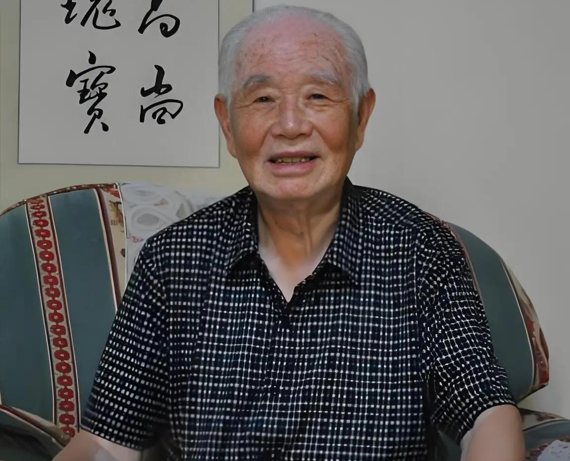 1945年，阎锡山密令把侍从秘书拉去活埋，负责行刑的师长看着挖好的墓坑，烟抽了一