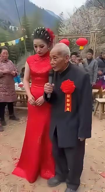 看这老爷子的穿着打扮，也不像是个大款，更不像是一个身份地位很特殊的人，感觉就是一