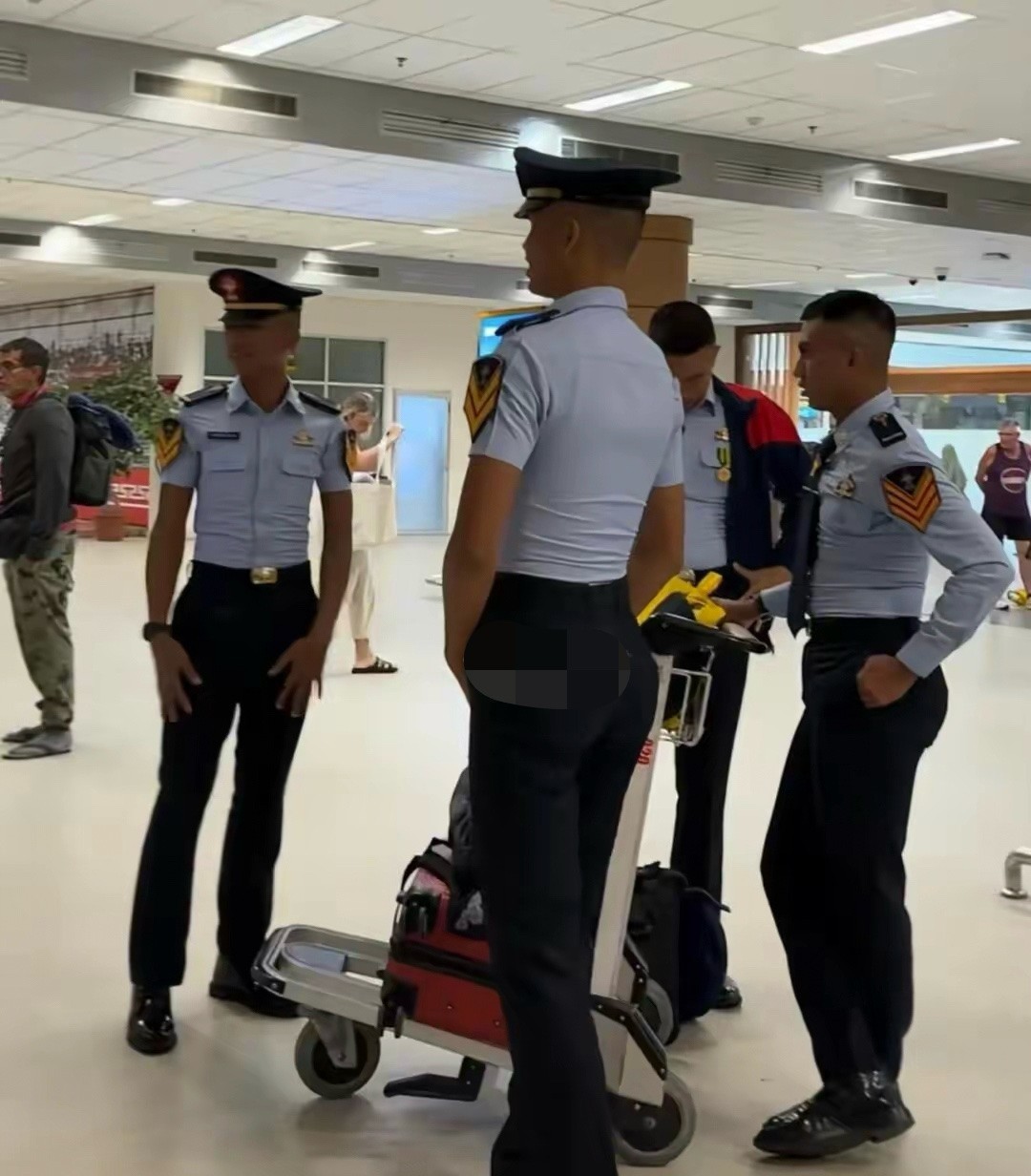穿那么紧，一眼就看出是哪的