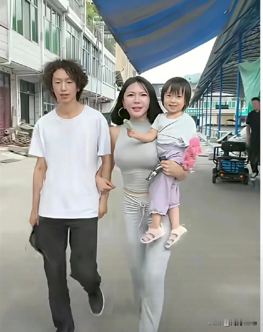 龚玥菲多次倒追庞麦郎被拒，如今转头投入背驴网红李明轩的怀抱。网友说：庞麦郎活该单