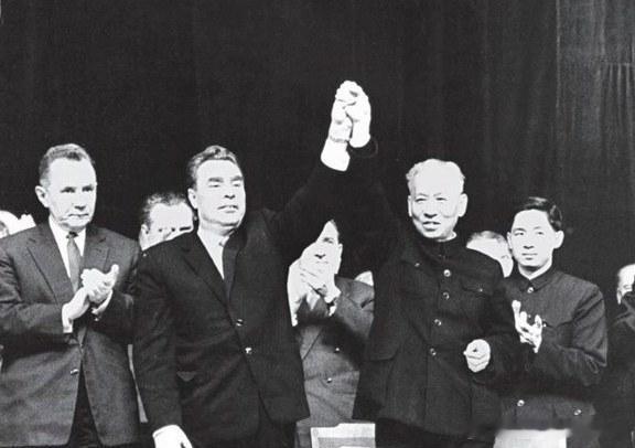 1960年12月1日在苏联莫斯科八十一国共产党和工人党代表会议后，刘少奇与苏共中