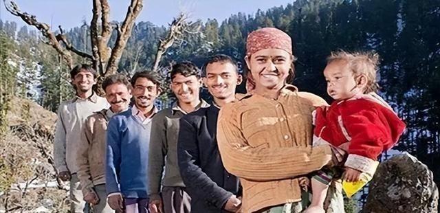 印度“一妻多夫”生活咋过？妻子拉妮有苦难言：得和五兄弟轮流共度夜晚，幸福感全无。