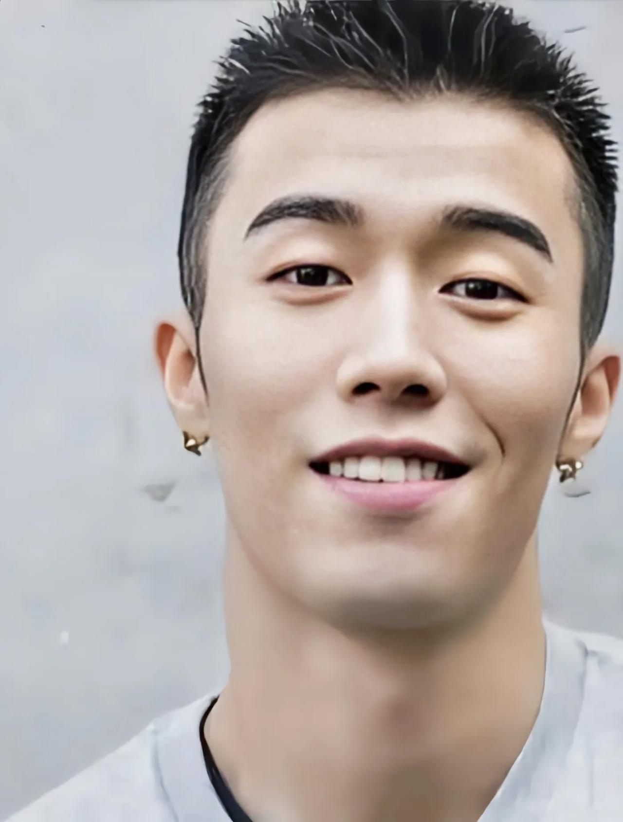 痞帅痞帅的周游，虽然火了但也有缺点，不是身高不是衣品而是太瘦周游最近火了，可