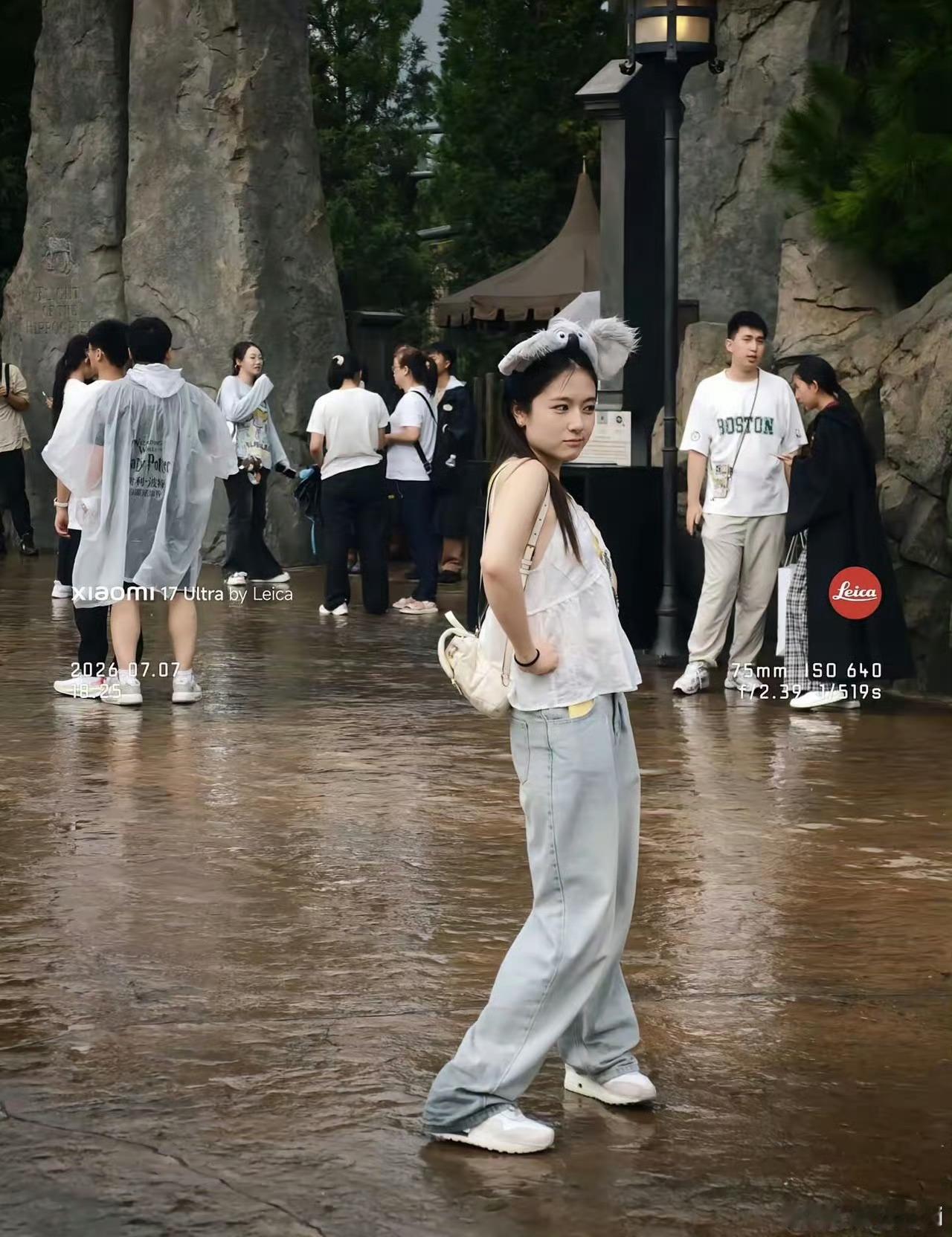 网友帮朋友拍照，突然发现旁边的女生超级漂亮。后知后觉，才知道是明星李兰迪，真美啊