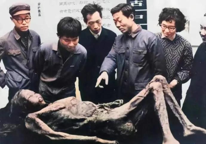 老照片欣赏： 摄于上世纪1979年，上海自然博物馆；由于彼时文物保护技术，文